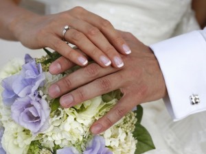 Partorisce in auto durante il matrimonio della sua migliore amica.