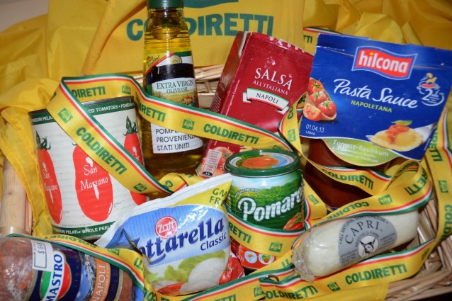 Così muore il made in Italy in cucina: ecco le schifezze spacciate per prodotti italiani.