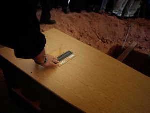 Non ha soldi per il funerale: seppellisce la madre morta in giardino