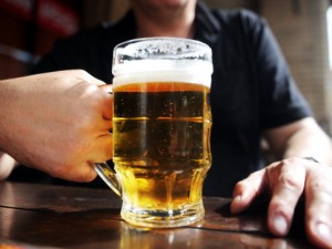 Germania: birra agli alcolizzati senzatetto in cambio della pulizia delle strade.