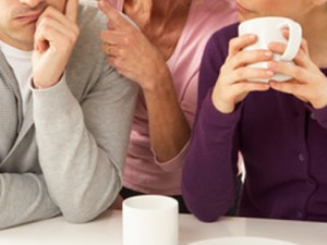 Figlio va a vivere con la compagna, mamma finge furto per farlo tornare.