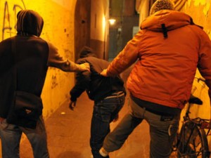 Bari: bimbo di 7 anni pestato a sangue con calci e pugni dai compagni di scuola.
