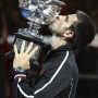 Nole bacia la coppa