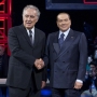 La stretta di mano fra Santoro e Berlusconi