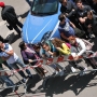 La folla davanti alla scuola