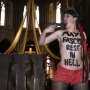 femen con una pistola nella cattedrale di notre dame