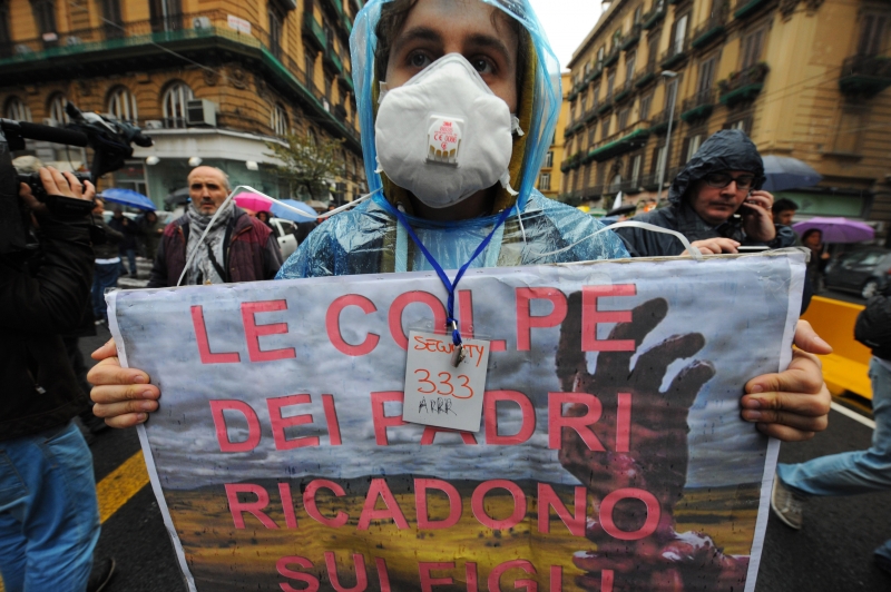 Cartelli dal corteo Fiume in piena