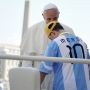 il papa abbraccia i bambini