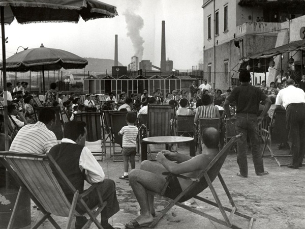 1961: gli operai al circolo che affaccia sull\'acciaieria