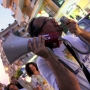 Un manifestante incita la popolazione a scendere in strada