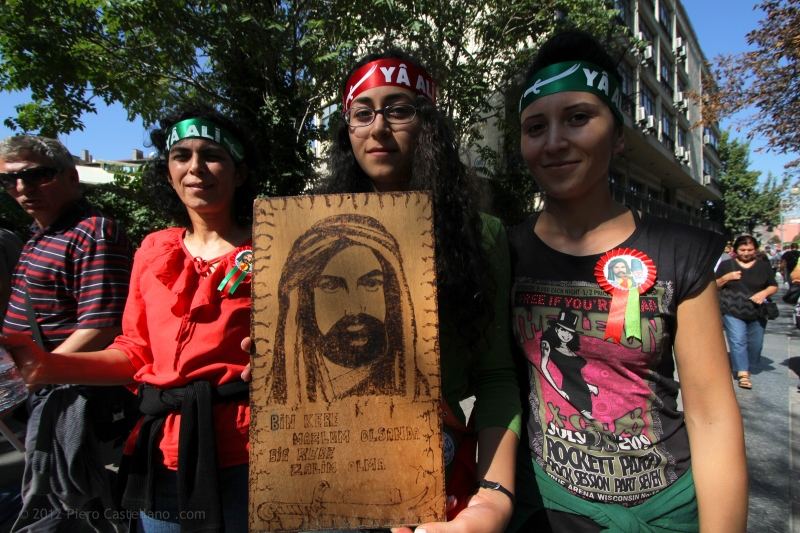 Manifestanti con un ritratto di Alì