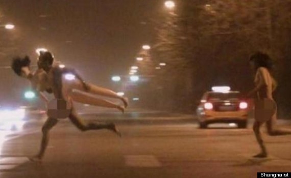 Donna nuda segue uomo nudo con bambola gonfiabile