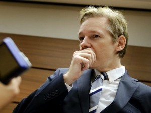 Wikileaks, Assange perseguitato e in fuga per la libertà.