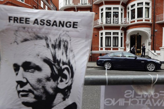 L'Ecuador concede l'asilo politico ad Assange, tensione alle stelle con Londra.