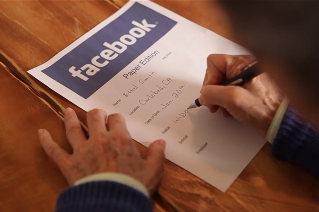 Ecco come sarebbe Facebook se fosse realizzato su carta [VIDEO].