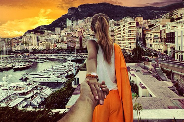 Da due anni girano il mondo: lei lo tira per la mano e lui la fotografa. La storia di Murad e Nataly diventati famosi su Instagram [IMMAGINI].