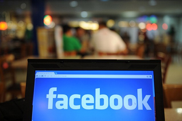 Facebook propone un sondaggio agli utenti per migliorare la visione di post personalizzati.