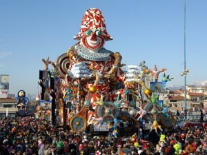 A Viareggio tra i rioni della città nella settimana di Carnevale.