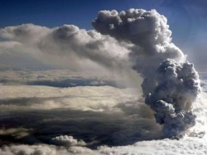 L'eruzione del vulcano islandese impone la chiusura degli aeroporti europei. Il video.