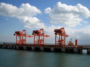 Marea nera Cina esplodono oleodotti due operai sommersi.