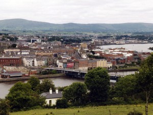 Irlanda del nord attentato: bomba esplosa in un centro commerciale di Londonderry.