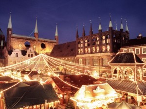 Mercatino di Natale a Salisburgo, bambini in piazza.