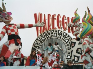 Feste di Carnevale: a Venezia, Viareggio, Fano e Ivrea sfilate e maschere.