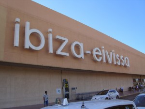 Come arrivare a Ibiza: voli low cost, compagnie aeree e prezzi.