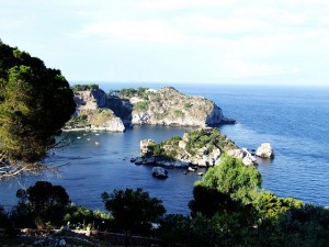 Sicilia: viaggio sul perimetro infinito del mare e della storia.