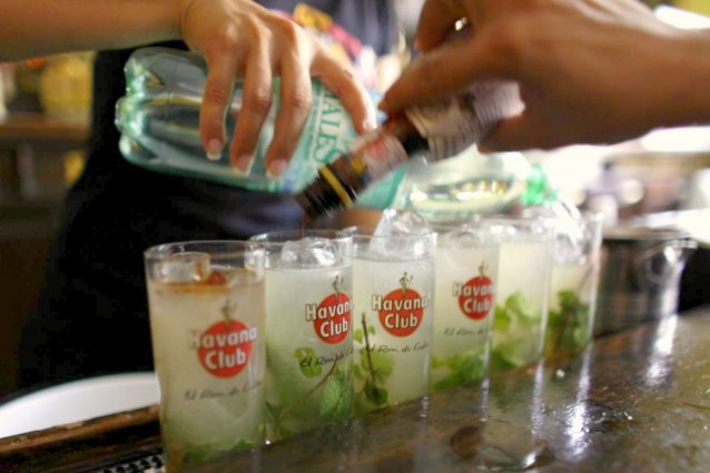 I cocktail dell'estate: Manhattan e Aviation sfidano Mojito e Capiroska.
