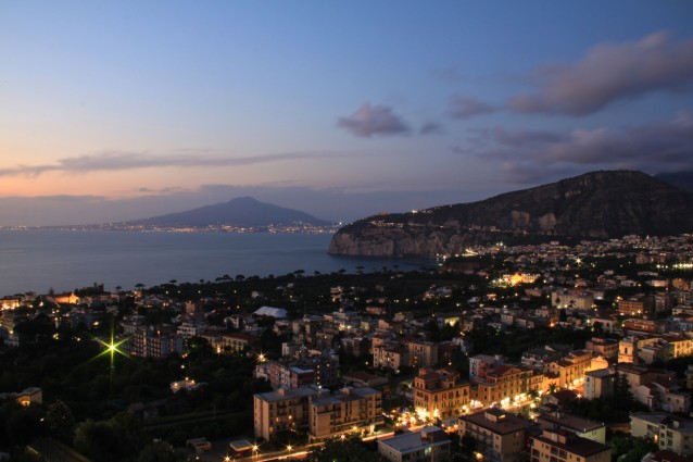 Pasqua a Sorrento, i primi bagni nello splendore della costa campana.