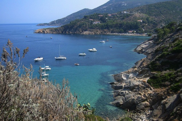Estate all'isola del Giglio: vacanze per tutti, ma non nel faro.