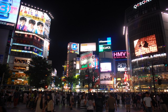 A Tokyo per delle vacanze alternative tra cat café e capsule hotel.