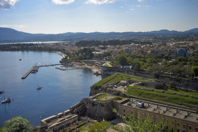 In viaggio a Corfù, la più gettonata meta estiva della Grecia.