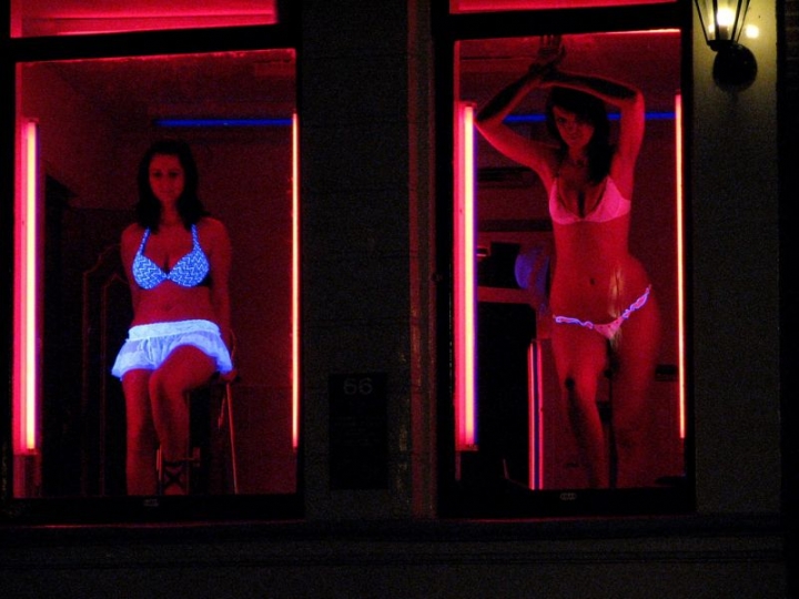 Prostitute in vetrina