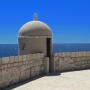 Un giro sulle mura di Dubrovnik per apprezzare i colori del mare
