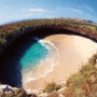 la spiaggia nel cratere aperto da una bomba