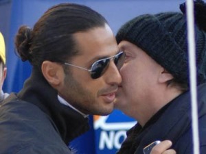 Bacio tra Lele Mora e Fabrizio Corona