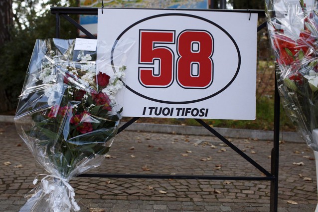 I funerali di Marco Simoncelli in diretta tv il 27 ottobre su Italia 1.