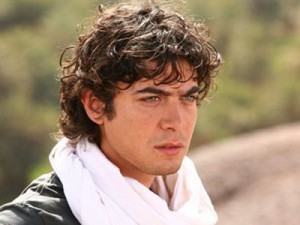 I programmi tv di stasera: Il segreto dell'acqua con Scamarcio sfida Mistero.