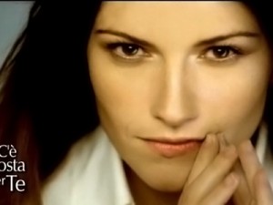 Laura Pausini è complice della De Filippi a C'è posta per te.