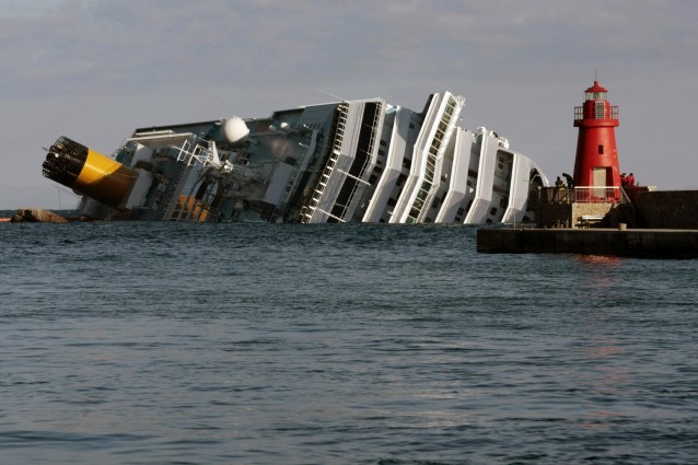 Crozza a Ballarò insulta Schettino, il comandante della Costa Concordia.