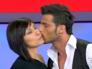 Alessio Lo Passo telefona a Francesca di nascosto.