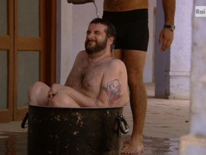 costantino-della-gherardesca-nudo-pechino-express-300x225.jpg