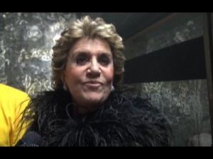 Franca Leosini proclamata nuova icona gay alla serata Muccassassina (VIDEO).