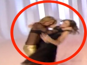 Ilary Blasi e Kasia Smutniak si prendono a schiaffi, ma era uno scherzo.