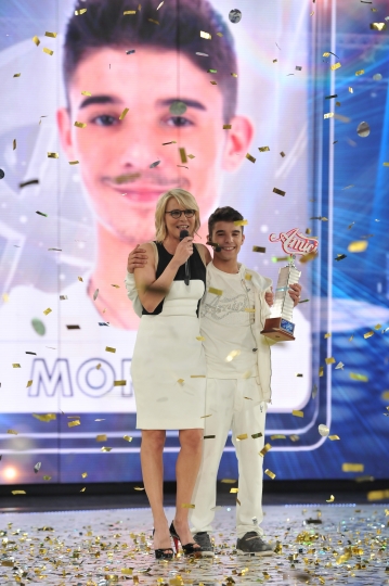Il vincitore di Amici con la conduttrice