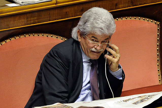 Razz la sciura si fa proprio il culo a fare le foto 9