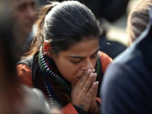 Si suicida con tutta la famiglia, lei si salva ma viene violentata da due uomini.