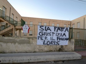 Funerali Loris: fiori, palloncini e peluche davanti alla chiesa.